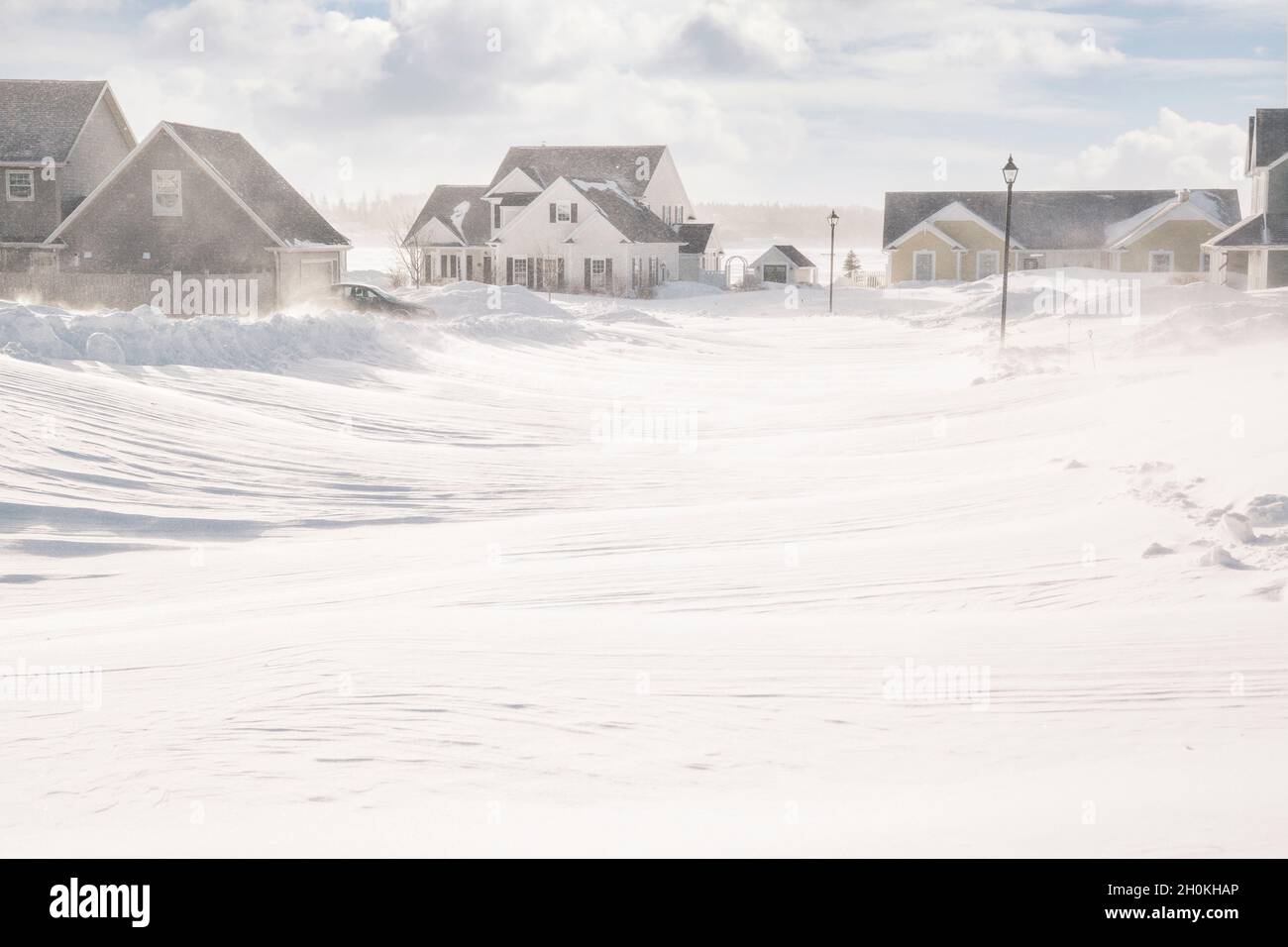 Unbepflügte Straßen nach einem Schneesturm in einem nordamerikanischen Vorort. Stockfoto