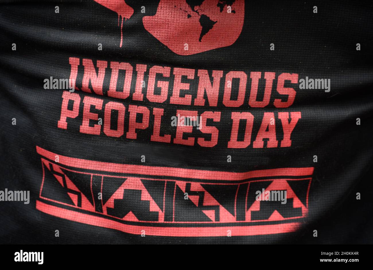Ein indianischer Mann trägt ein T-Shirt zum Tag der Ureinwohner in Santa Fe, New Mexico. Stockfoto