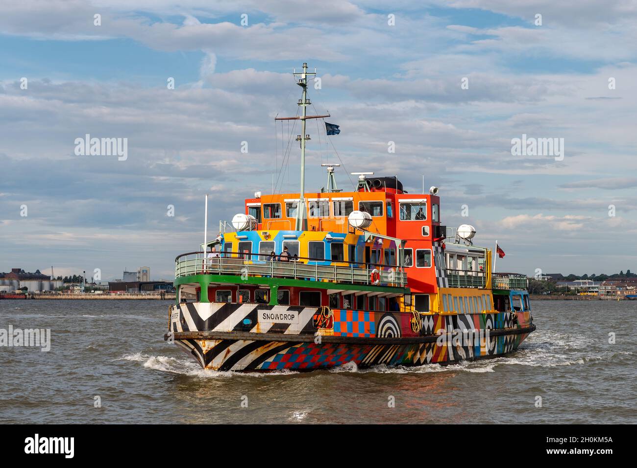 Die Mersey Ferry „Snowdrop“ nähert sich dem Dock am Pier Head in Liverpool, Merseyside, Großbritannien. Stockfoto