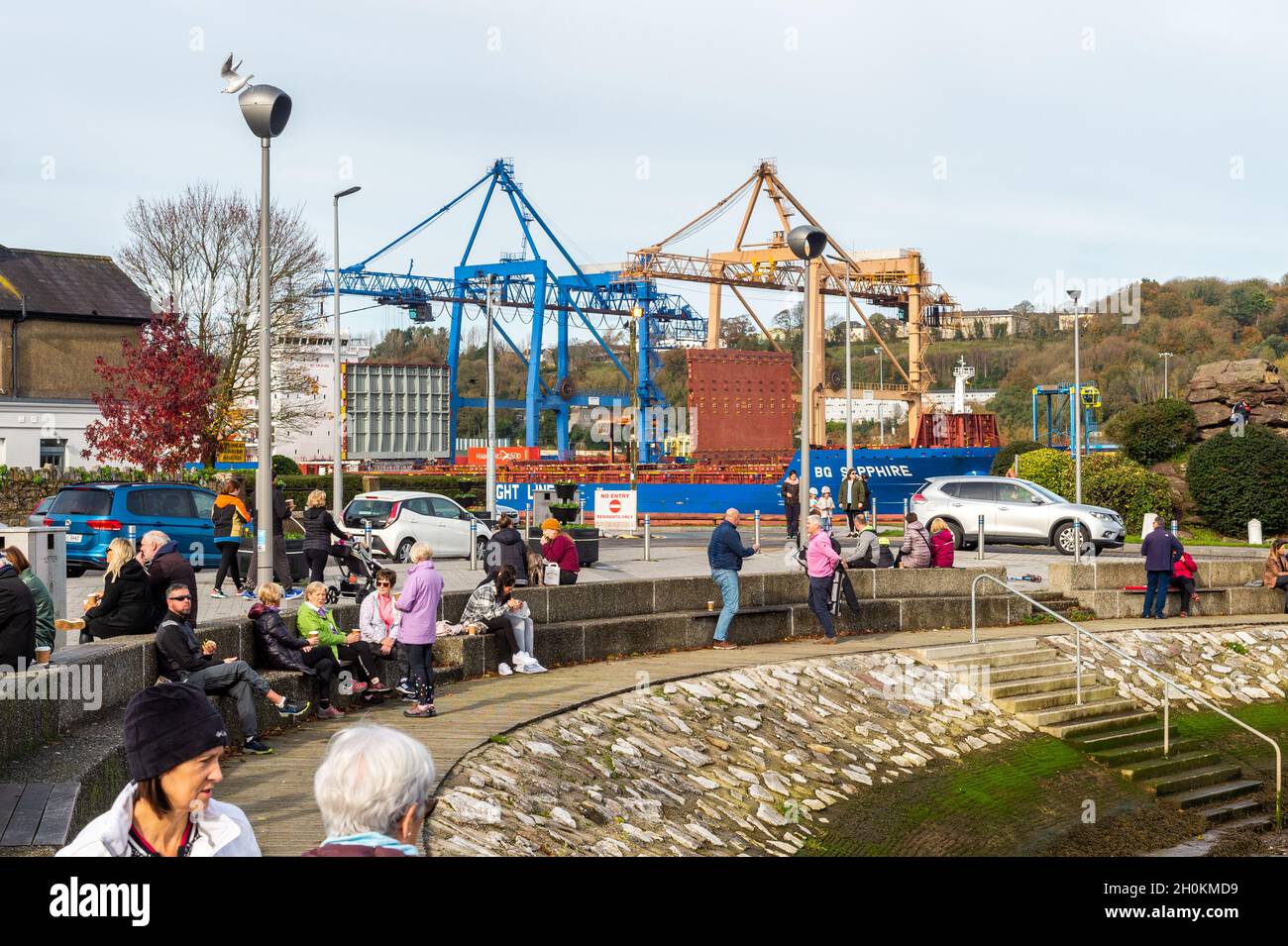 Menschen in Blackrock mit Tivoli Dock im Hafen von Cork im Hintergrund, Cork, Irland. Stockfoto