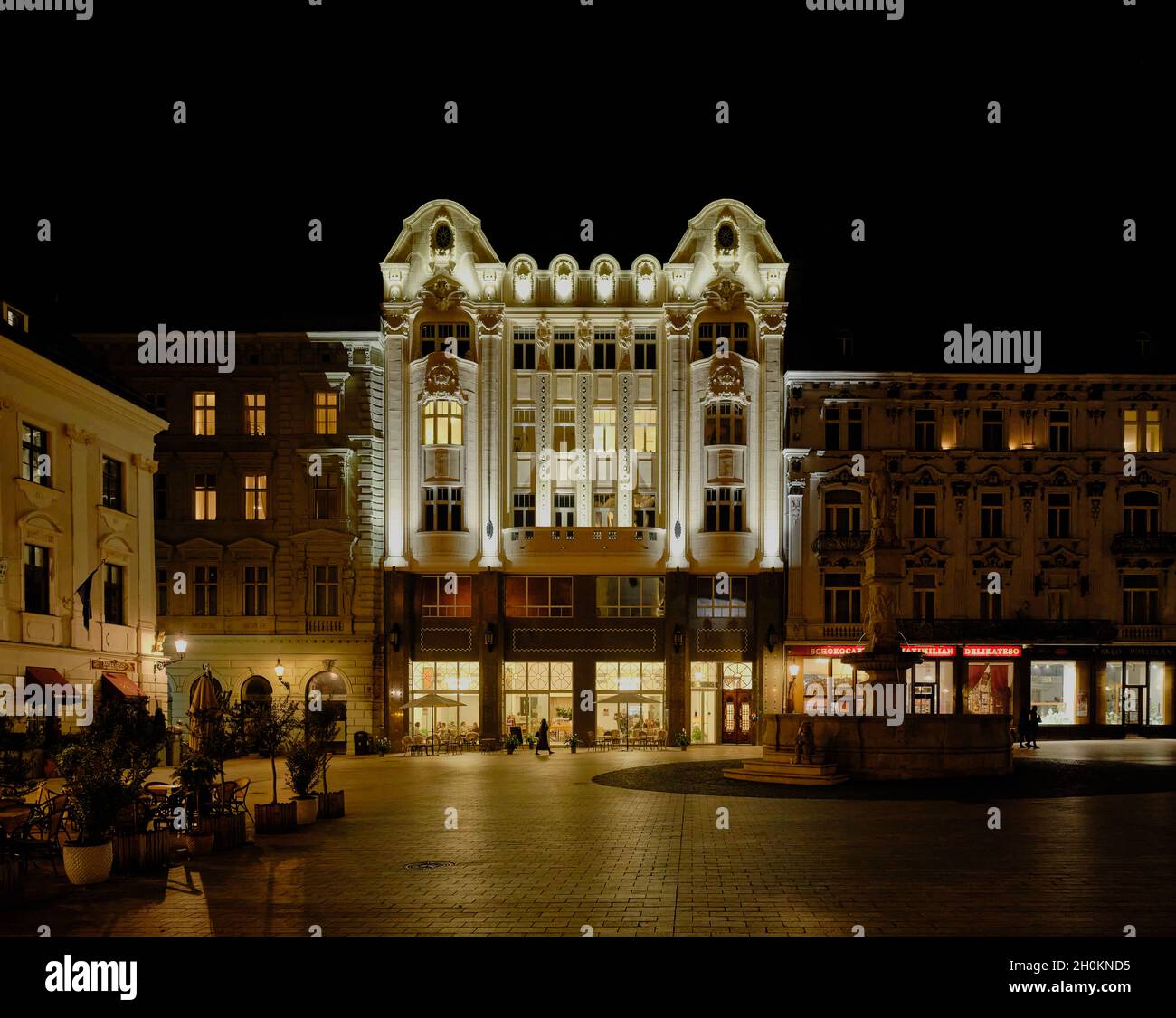 Altstädter Ring und historisches Jugendstilhaus bei Nacht, Bratislava, Slowakei Stockfoto