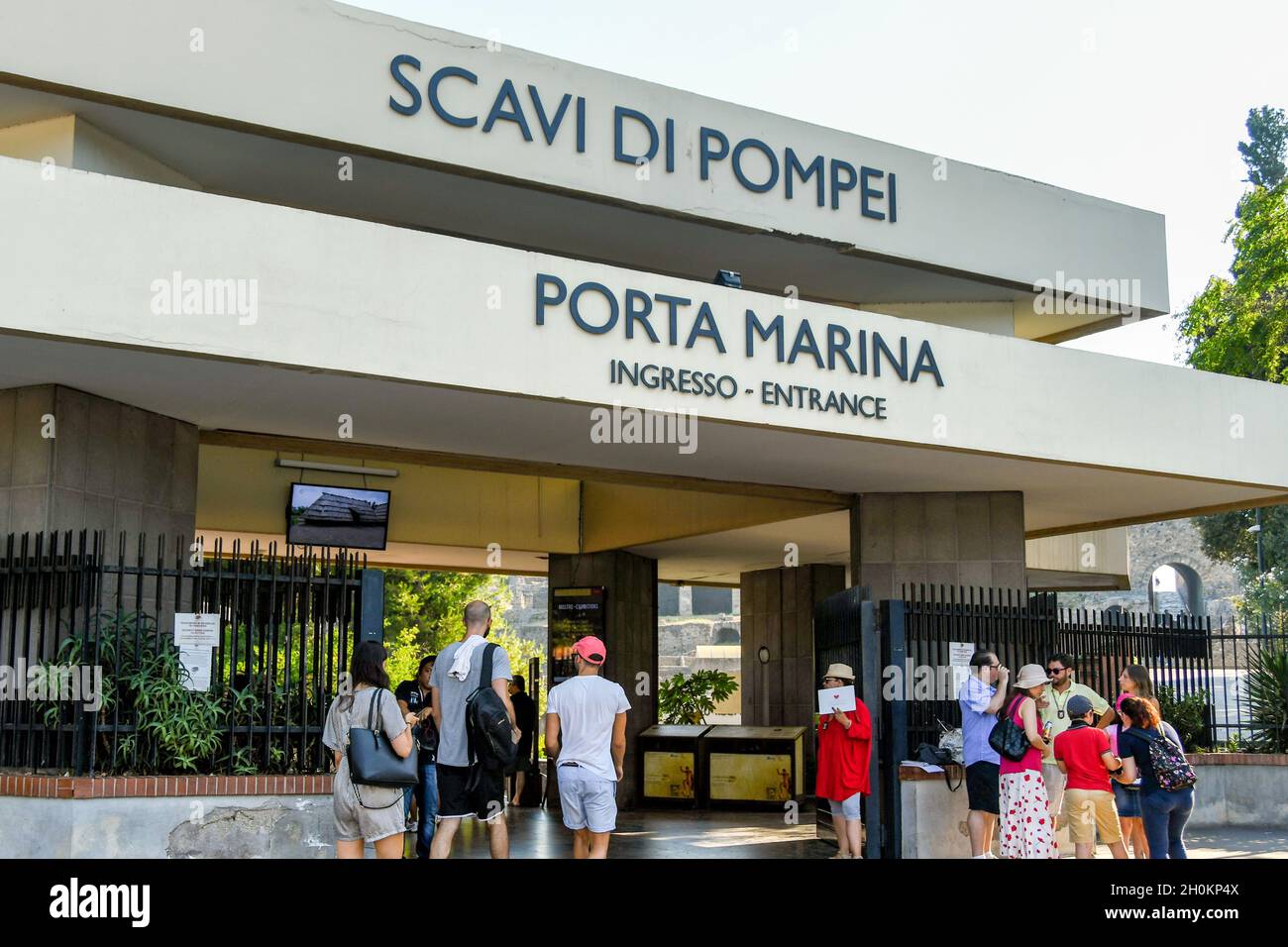 Pompeji, Italien - 2019. August: Menschen, die das Ticketbüro betreten, um die Ruinen von Pompeji zu besuchen Stockfoto