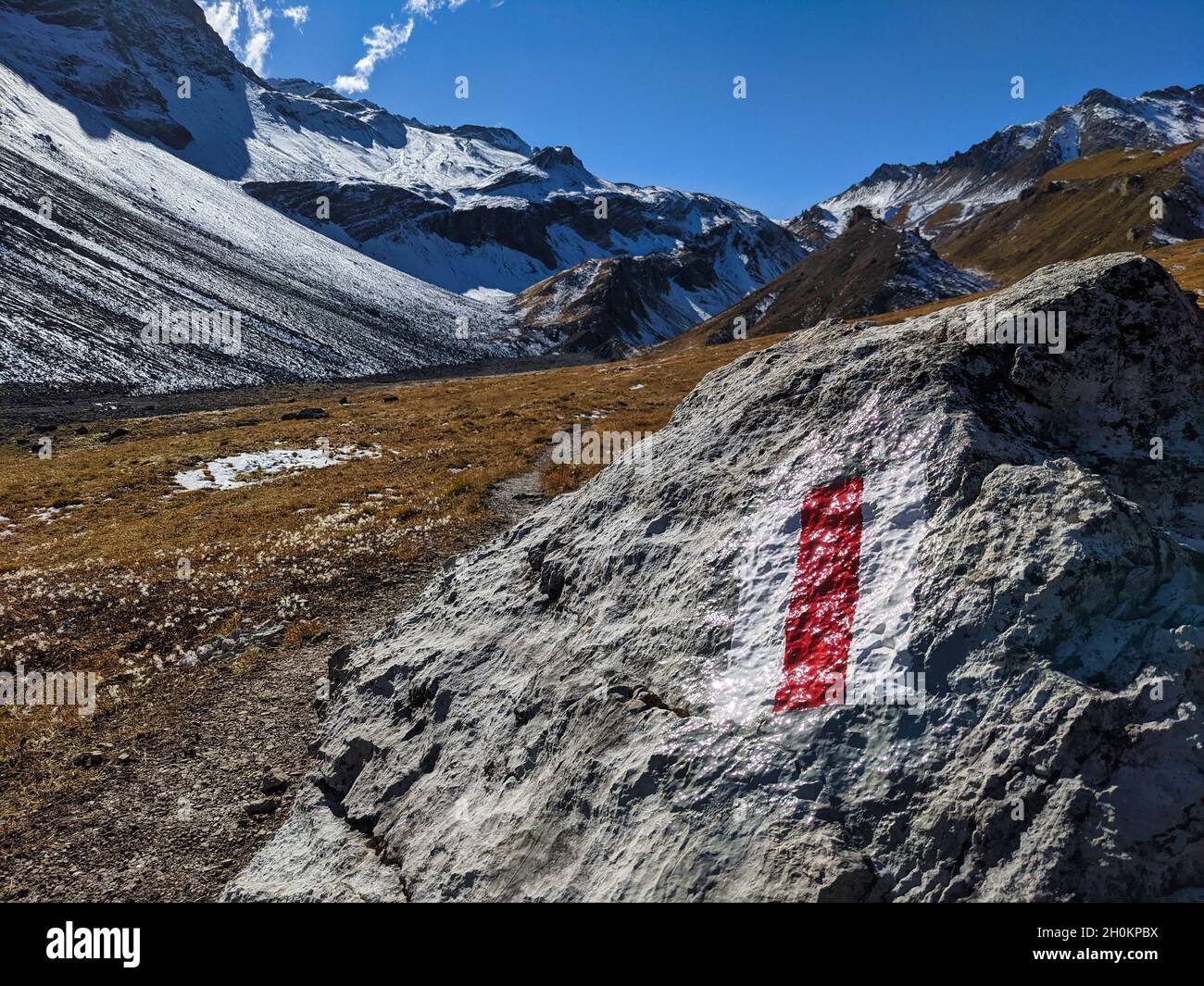 Bergwanderweg.Wanderwege zeigen sich in den Bergen von graubünden bei davos klosters rot und weiß. Wandern in der Natur Stockfoto