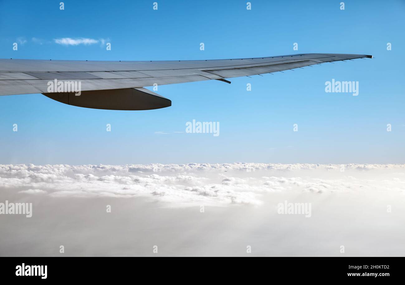 Flugzeugflügel über den Wolken, Konzept der Reise- und Transportindustrie. Stockfoto