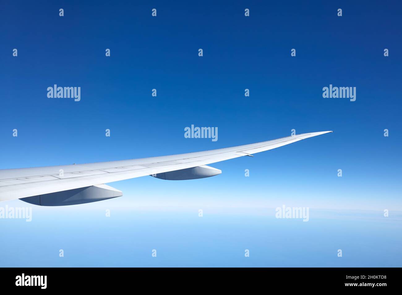 Flugzeugflügel gegen den blauen Himmel, Reise- und Transportkonzept, Platz für Text. Stockfoto