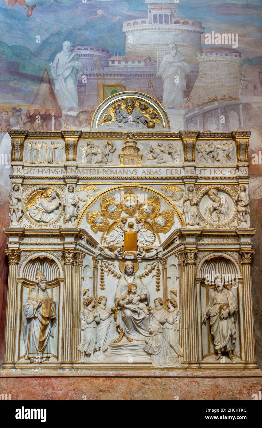 ROM, ITALIEN - 30. AUGUST 2021: Das Renaissance-Relief der Madonna in der Kirche Chiesa di San Gregorio al Cielo und Cappella Salviati von Andrea Bregno Stockfoto