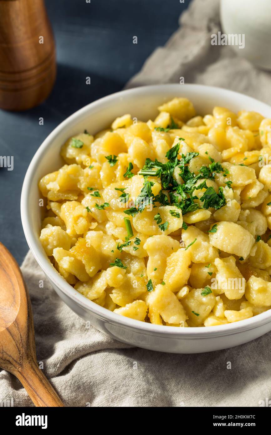 Gesunde hausgemachte deutsche Spätzle-Nudeln mit Butter und Petersilie Stockfoto