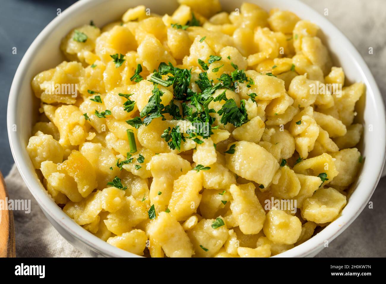 Gesunde hausgemachte deutsche Spätzle-Nudeln mit Butter und Petersilie ... Gesunde hausgemachte deutsche Spätzle-Nudeln mit Butter und Petersilie ...