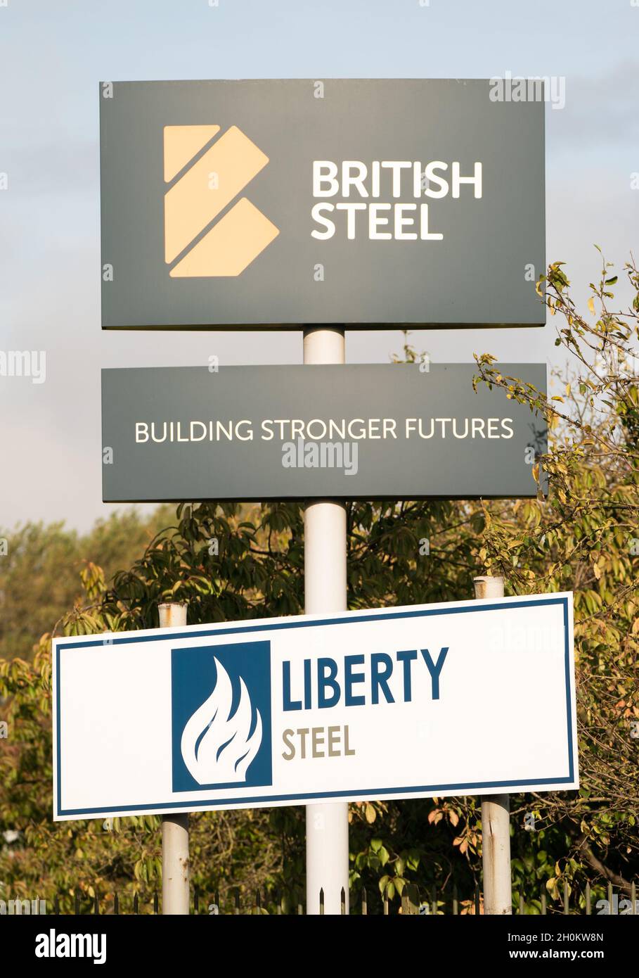 British Steel und Liberty Steel signiert beim Stahlwerk von British Steel Ltd in Scunthorpe, North Lincolnshire. Ein vom Steuerzahler unterstütztes Unterstützungspaket für energieintensive Unternehmen, die von dem Anstieg der Gaspreise betroffen sind, kann nicht mehr sein als ein „fadenhaftender Pflaster“, haben Branchenführer gewarnt. Man geht davon aus, dass das Gesamtpaket Hunderte Millionen Pfund betragen könnte, wobei Branchen wie Keramik und Papier sowie die Stahlherstellung wahrscheinlich Unterstützung suchen werden. Bilddatum: Mittwoch, 13. Oktober 2021. Stockfoto