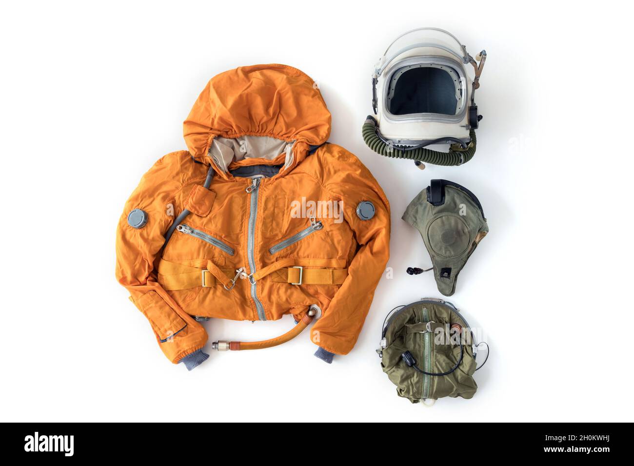 Flaches Lay von Astronaut Orange Space Suit, Space Helm und Space Suit Accessoires isoliert auf weißem Hintergrund Stockfoto