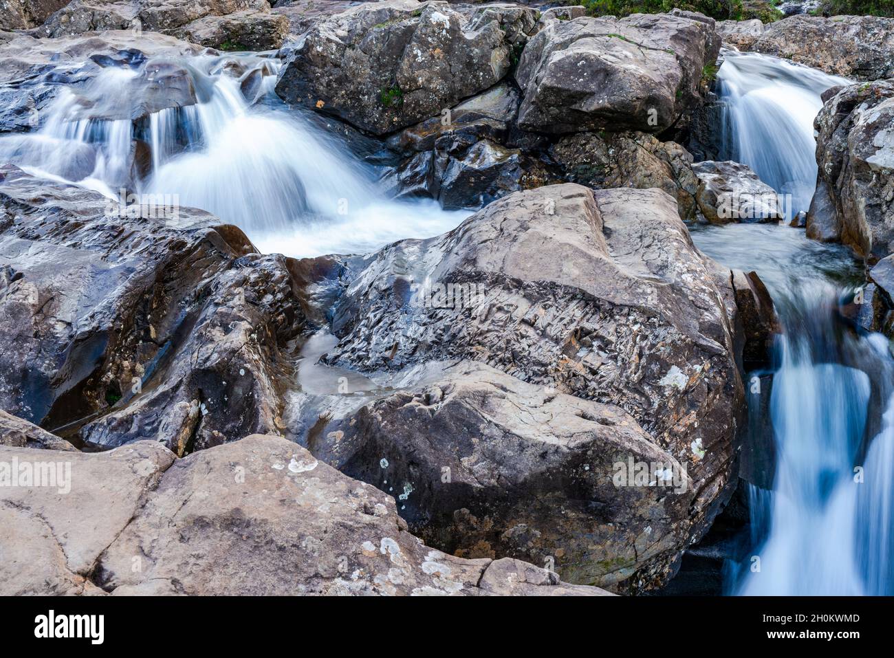 Fairy Pools und eine Kaskade auf dem Fluss spröde am Fuße der Black Cuillins, Isle of Skye, Schottland. Langzeitbelichtung Stockfoto