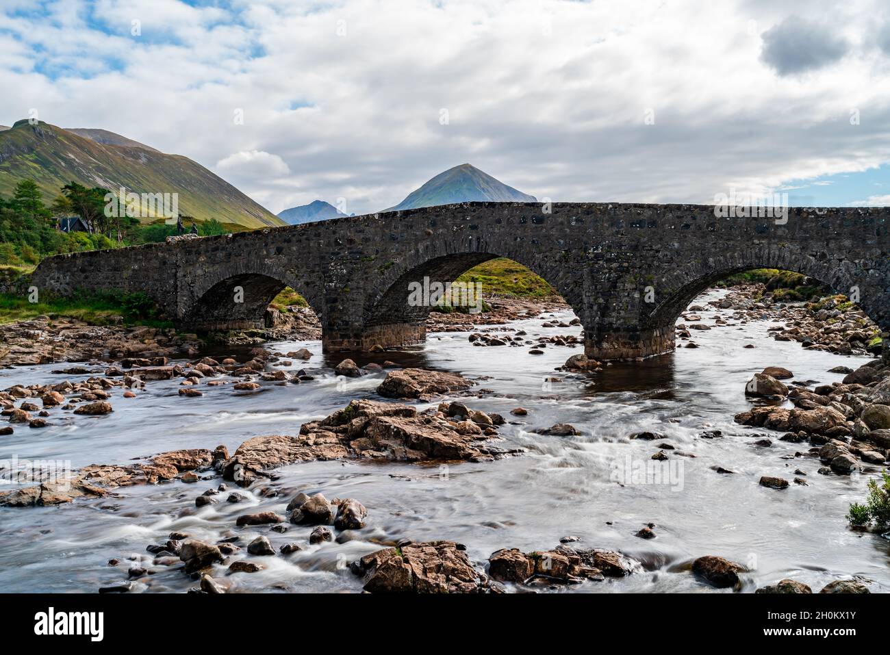 Sligachan Old Bridge mit Blick auf die Black Cuillin Mountains, Isle of Skye, Schottland. Langzeitbelichtung Stockfoto