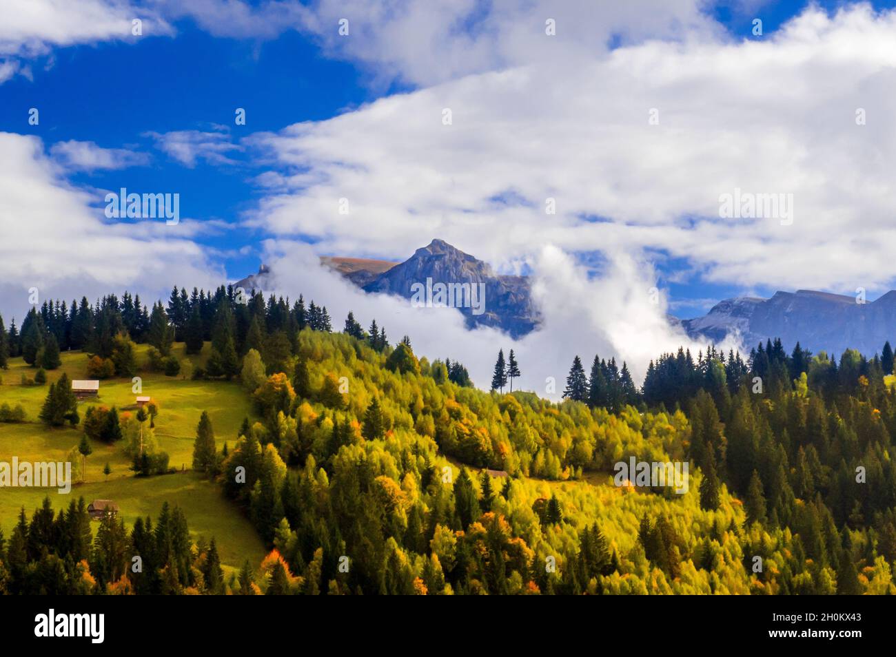 Moeciu de Sus, Kreis Brasov, Rumänien. Ländliche Herbstlandschaft in den Karpaten Stockfoto