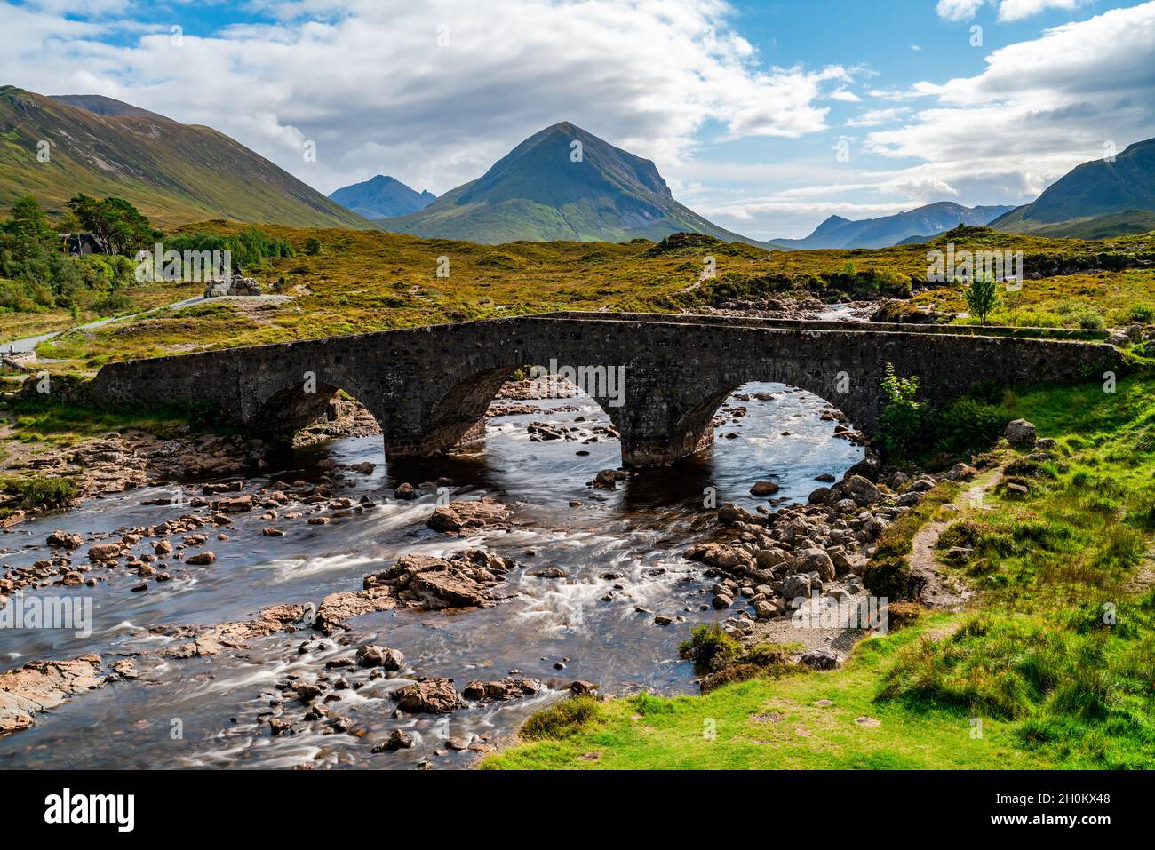 Sligachan Old Bridge mit Blick auf die Black Cuillin Mountains, Isle of Skye, Schottland. Langzeitbelichtung Stockfoto