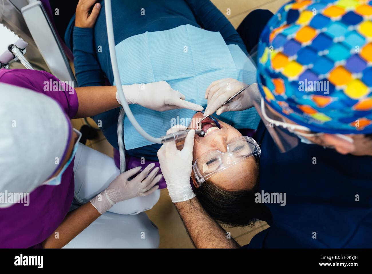 Professionelle Zahnärzte, die ein Verfahren an einem Patienten in der Zahnarztpraxis durchführen. Stockfoto