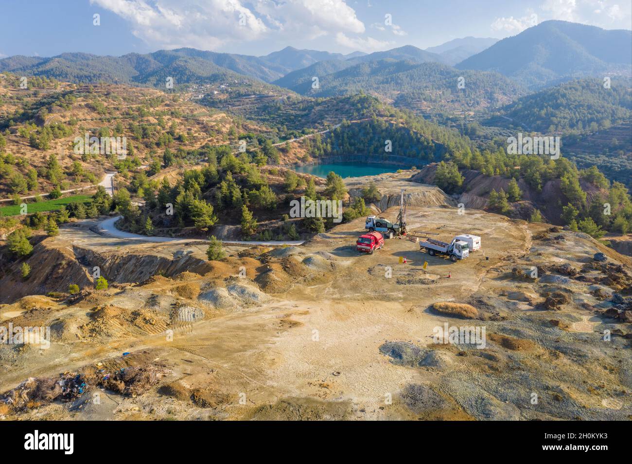 Geologische Erkundung der verlassenen Kupfermine. Bohr-Maschinen auf der Oberseite der Beute Haufen Xyliatos Bergbaugebiet, Zypern Stockfoto