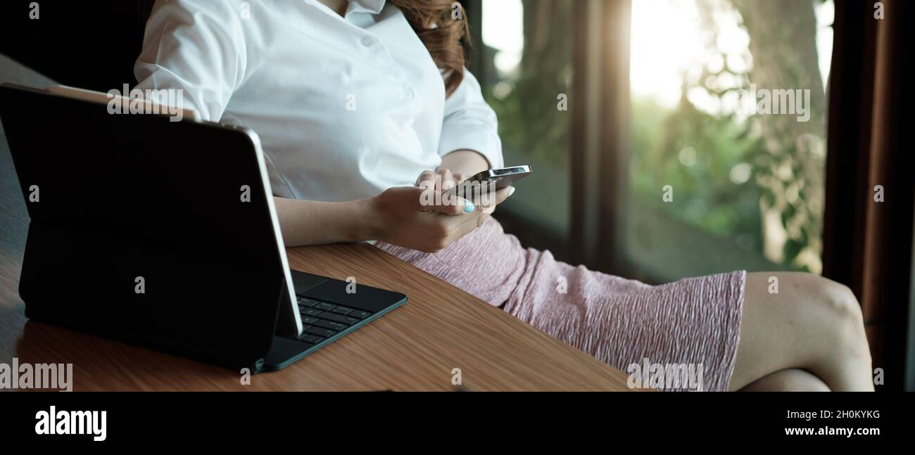 Nahaufnahme Hand der Frau mit Smartphone, SMS, Hipster Touchscreen auf Smartphone Licht Bokeh, Mädchen mit in den Händen Handy Nahaufnahme Stockfoto