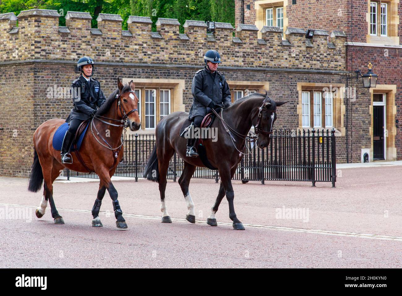 LONDON, GROSSBRITANNIEN - 12. MAI 2014: Es gibt eine berittene Polizei, die den aristokratischen Bezirk von Westminster patrouilliert. Stockfoto