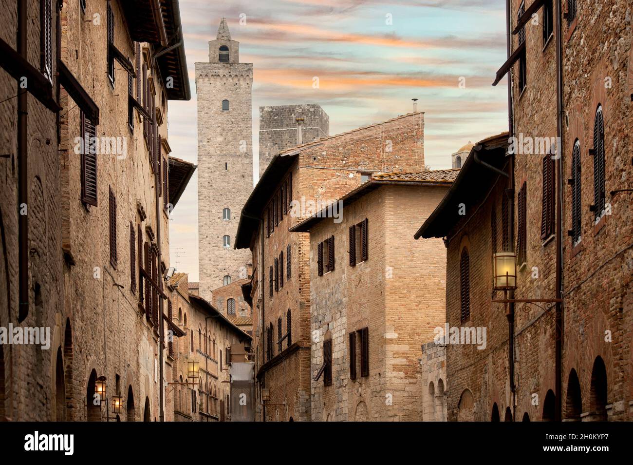 Blick auf Torre Grosa in San Gimignano von der Straße in das Stadtzentrum Stockfoto