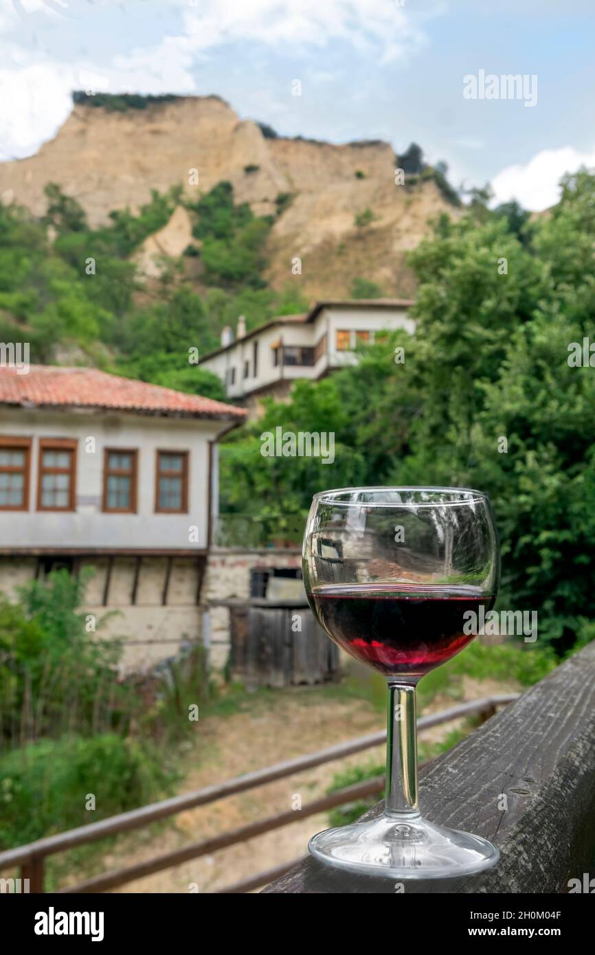 Ein Glas Rotwein in einer alten bulgarischen Stadt, Zentrum der Weinproduktion.Bulgarien, Europa, Stockfoto