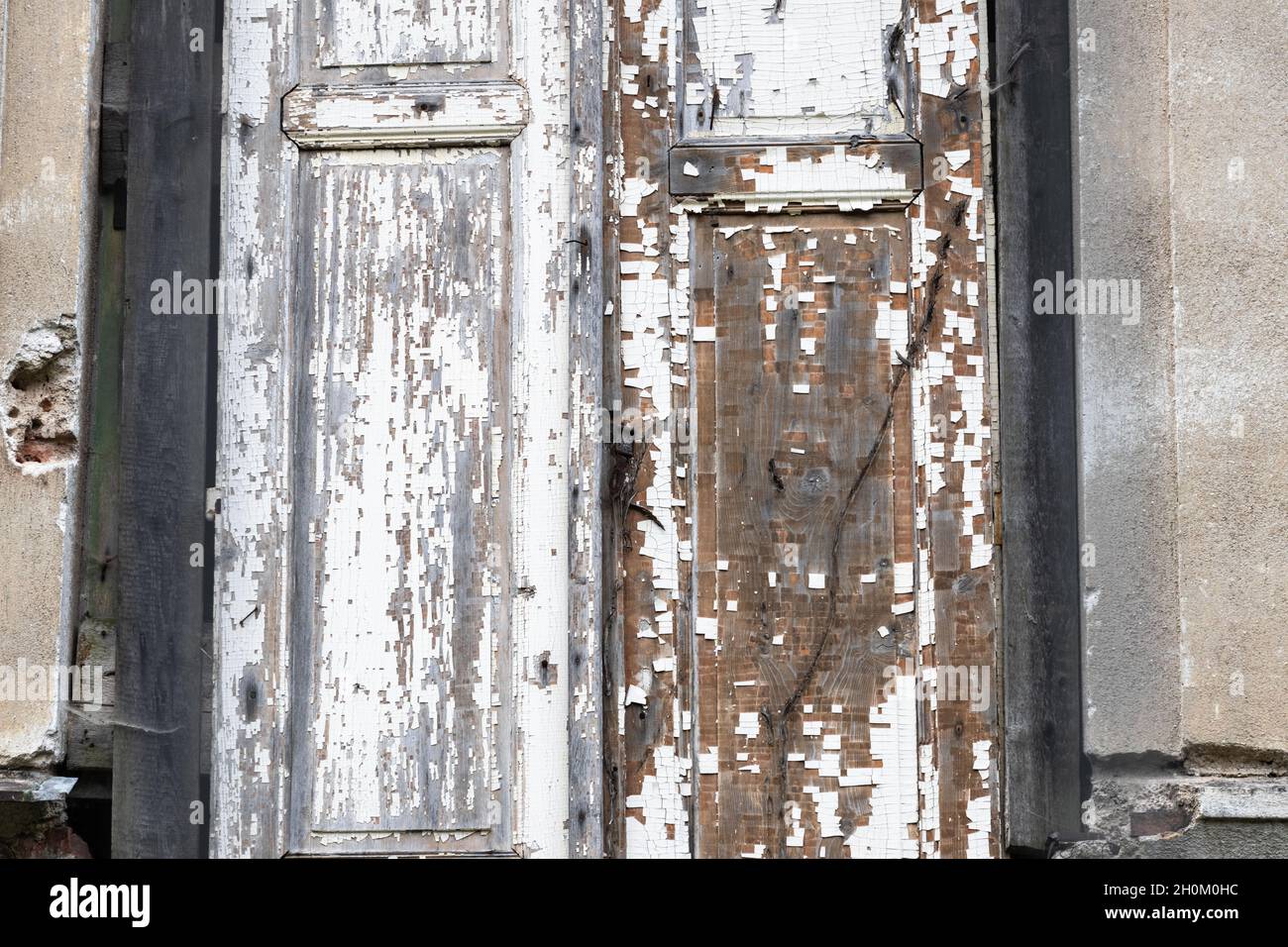 Alte verwitterte Türen mit rissiger Farbe Stockfoto