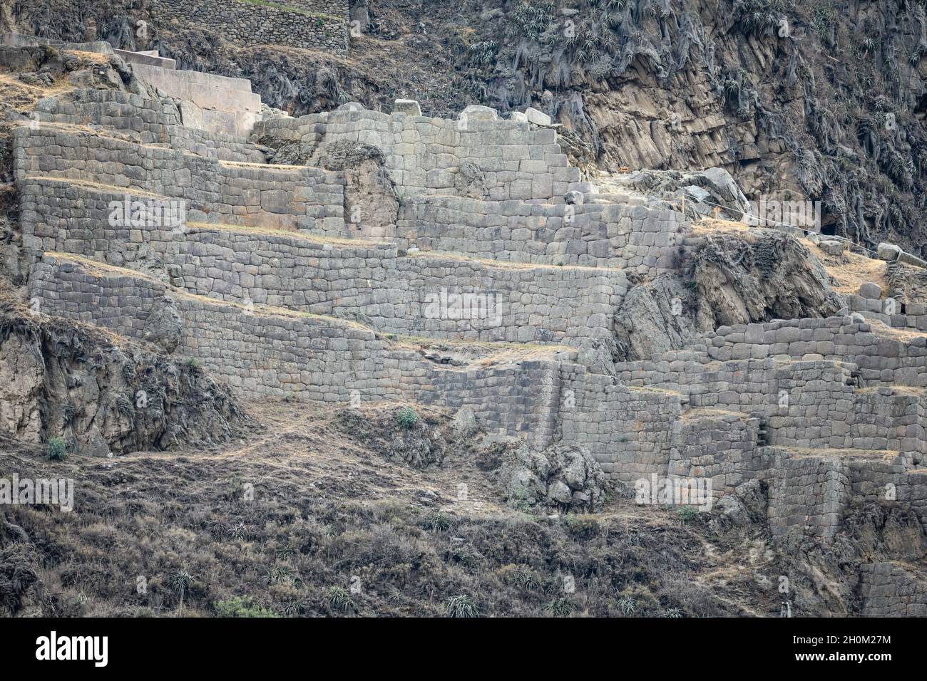 Steinmauern der Inka-Ruine in der Nähe von Ollantaytambo, Cuzco, Peru. Südamerika. Stockfoto