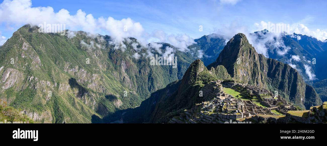 Panoramablick auf Machu Picchu, eine Inka-Zitadelle in den hohen Anden im Süden Perus. Cuzco, Peru. Südamerika. Stockfoto