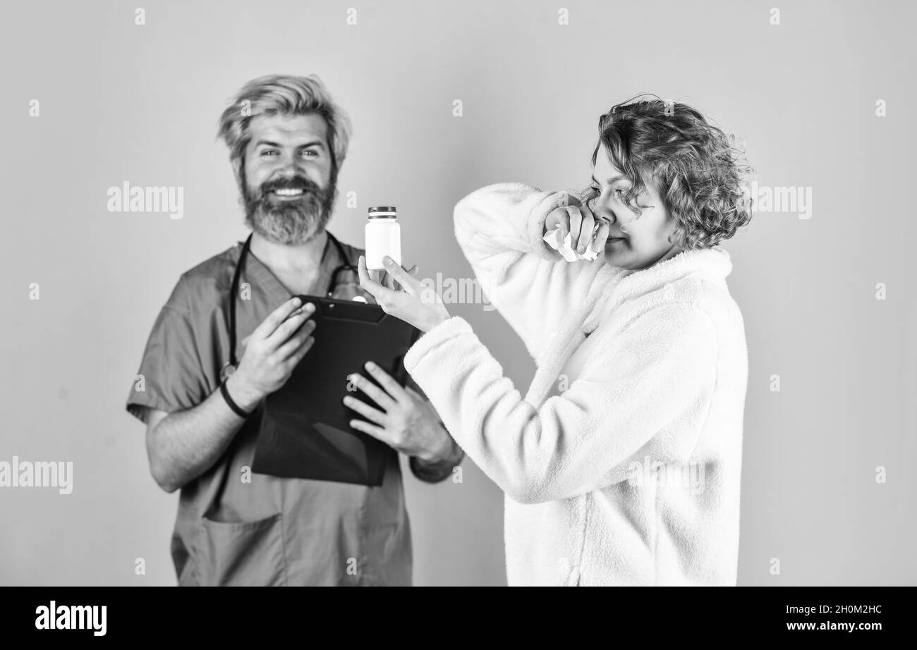 Ich habe eine Temperatur. Medizinisches Fachpersonal. Gesundheitswesen und Medizin. Arzt und Patient diskutieren Behandlung. Beratung über die Diagnose von Stockfoto