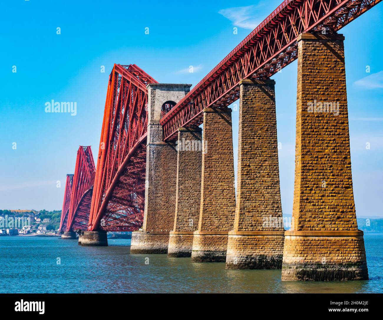 Iconic Viktorianischen cantilever Forth Rail Bridge über Firth von weiter an einem sonnigen Tag, Schottland, Großbritannien Stockfoto