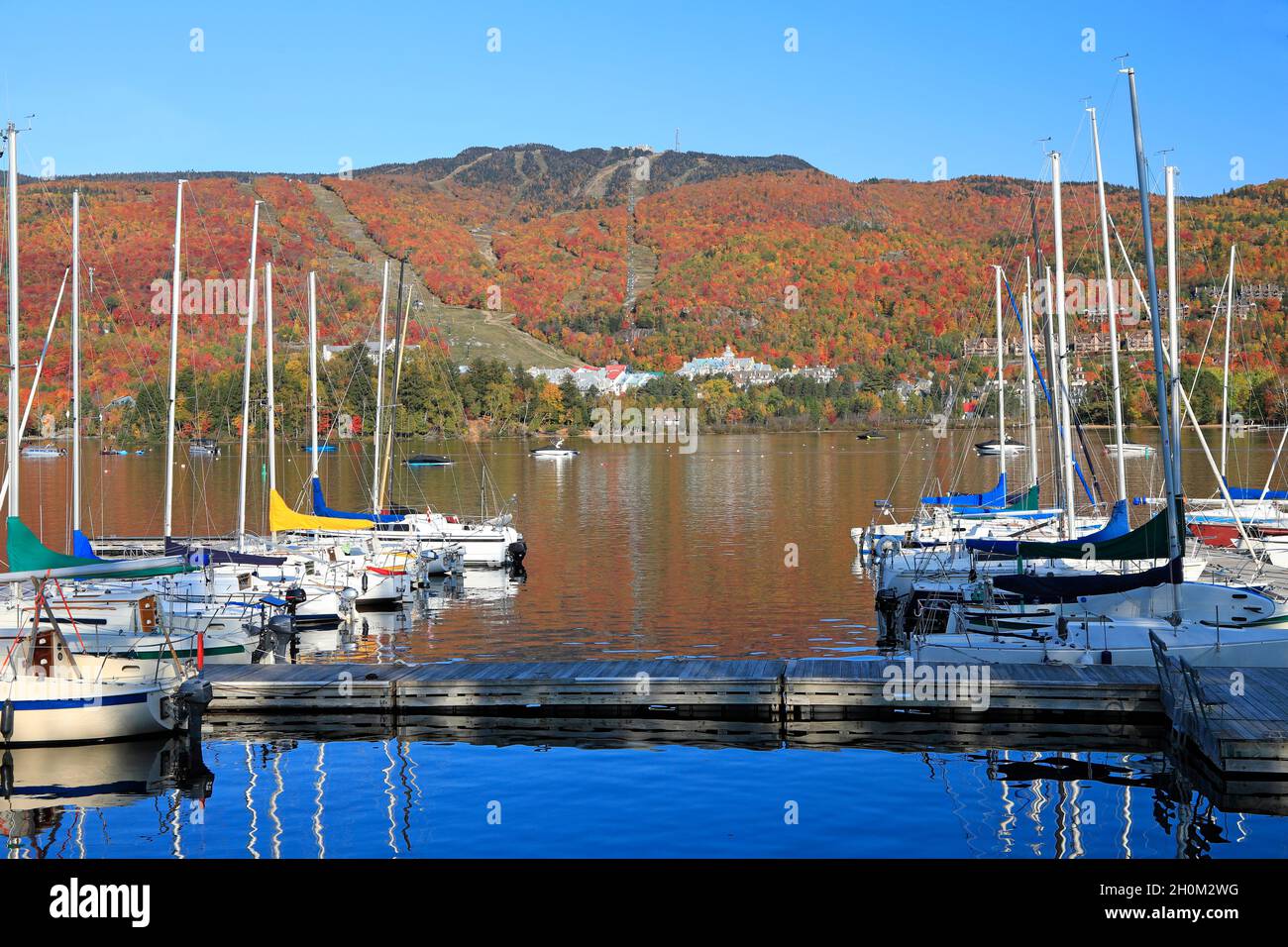 Panoramablick auf den Mont Tremblant und den See im Herbst mit Hafenyachten im Vordergrund, Quebec, Kanada Stockfoto