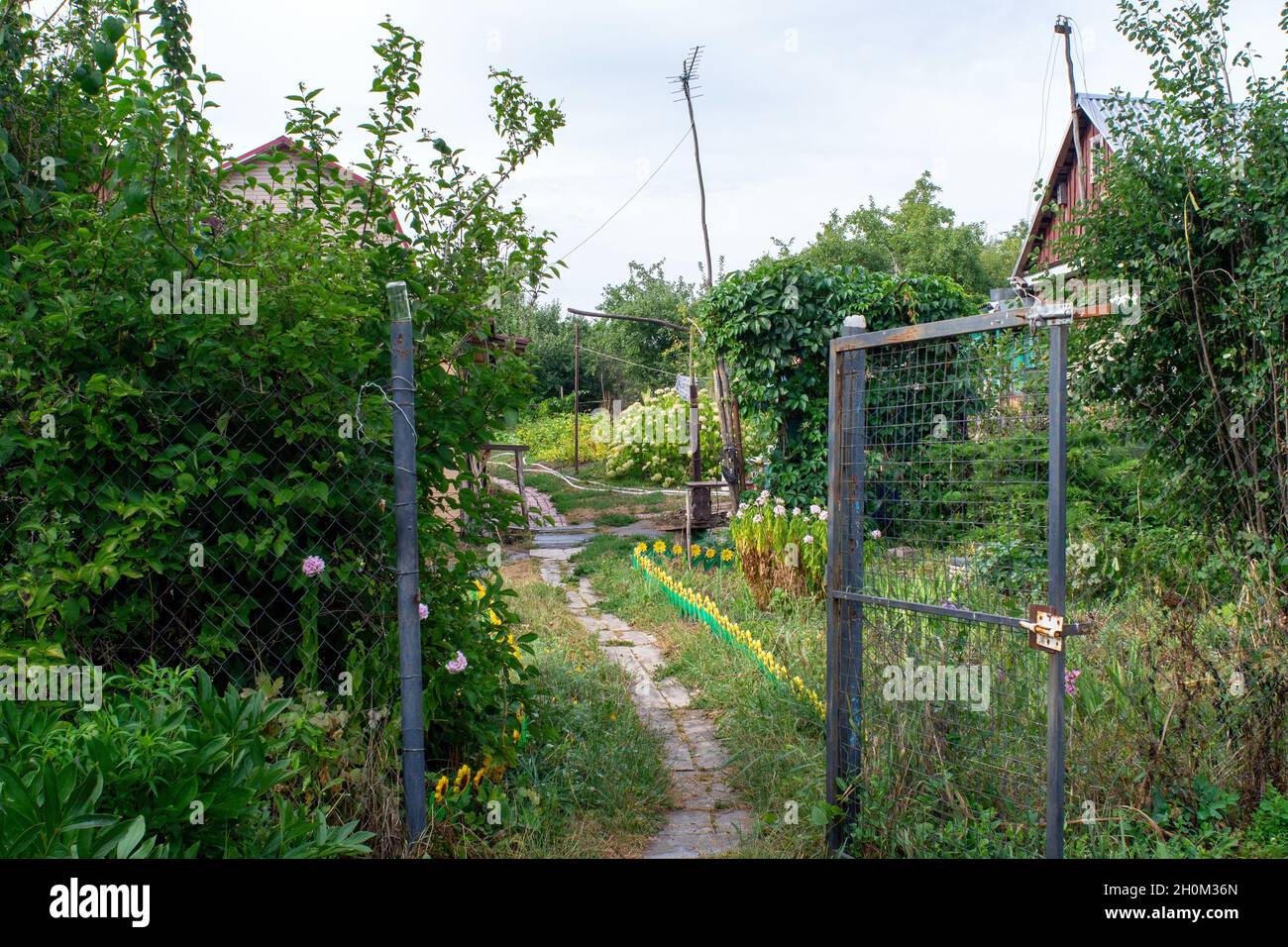 Verwilderte garten eisentor Fotos und Bildmaterial in hoher Auflösung