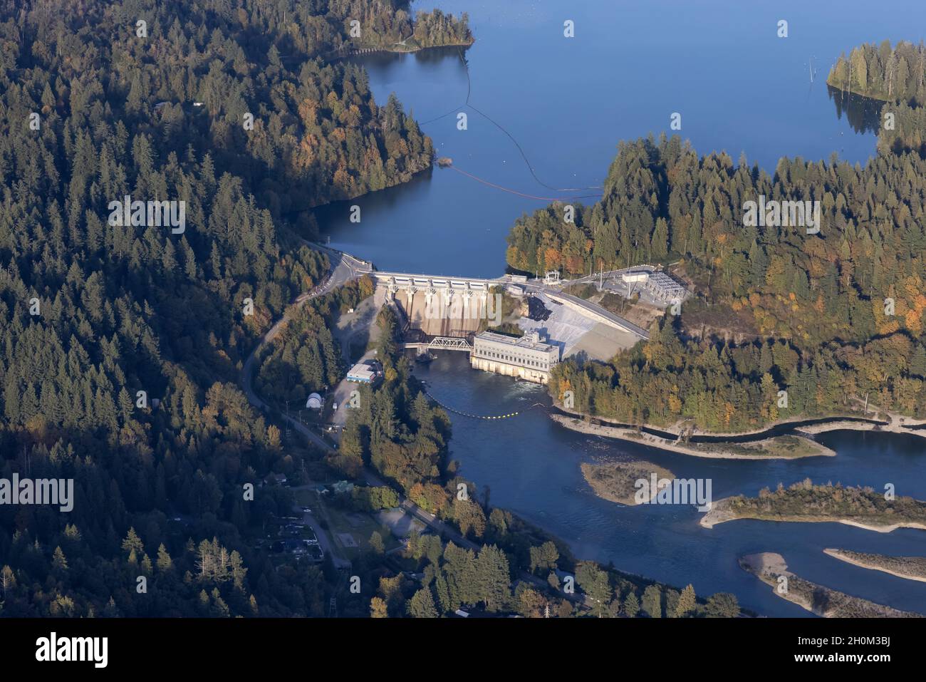 Luftaufnahme aus dem Flugzeug eines Wasserdamms am Hayward Lake. Stockfoto