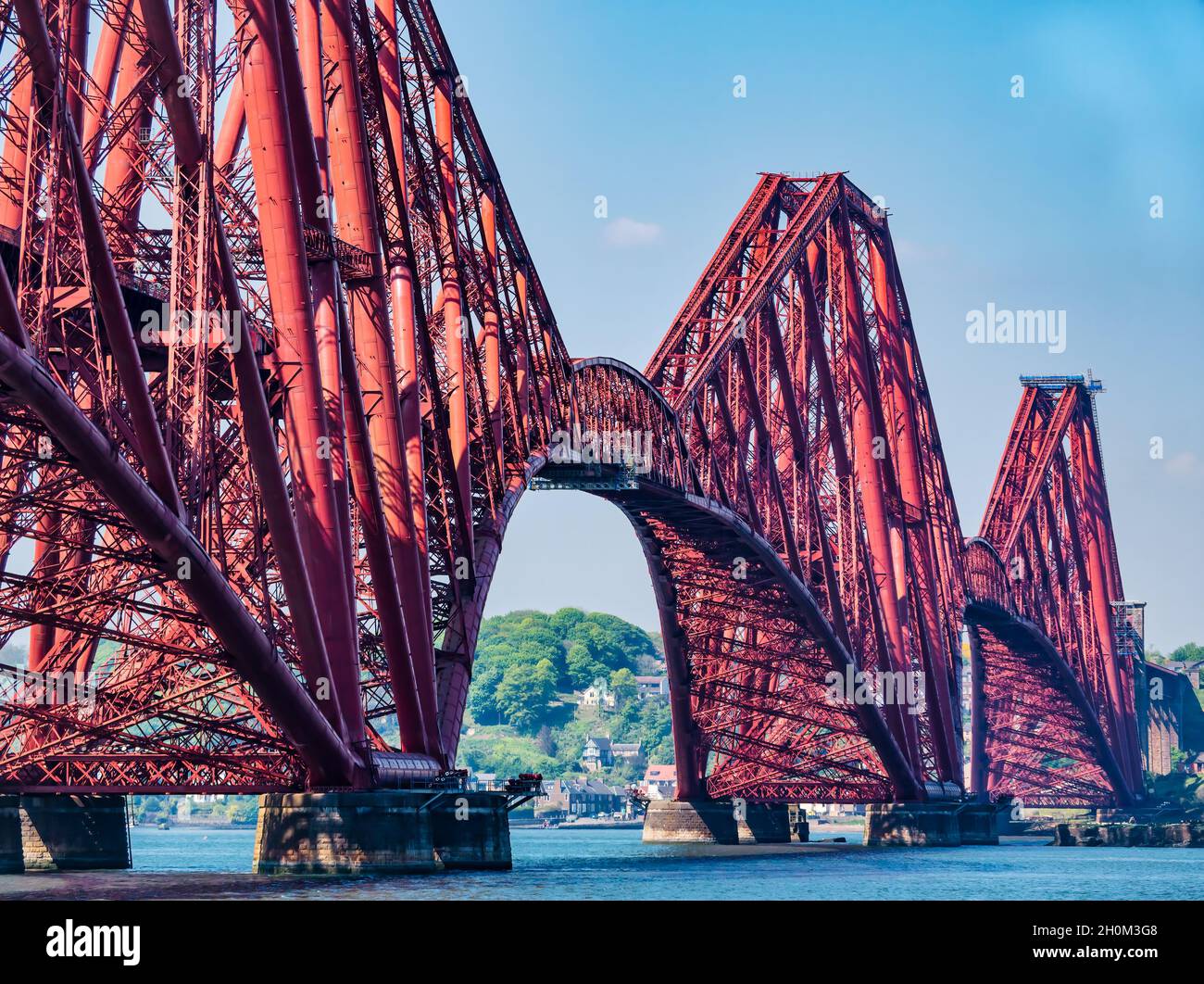 Iconic Forth Rail Bridge Eisenbahnbrücke über Firth von weiter an einem sonnigen Tag, Schottland, Großbritannien Stockfoto