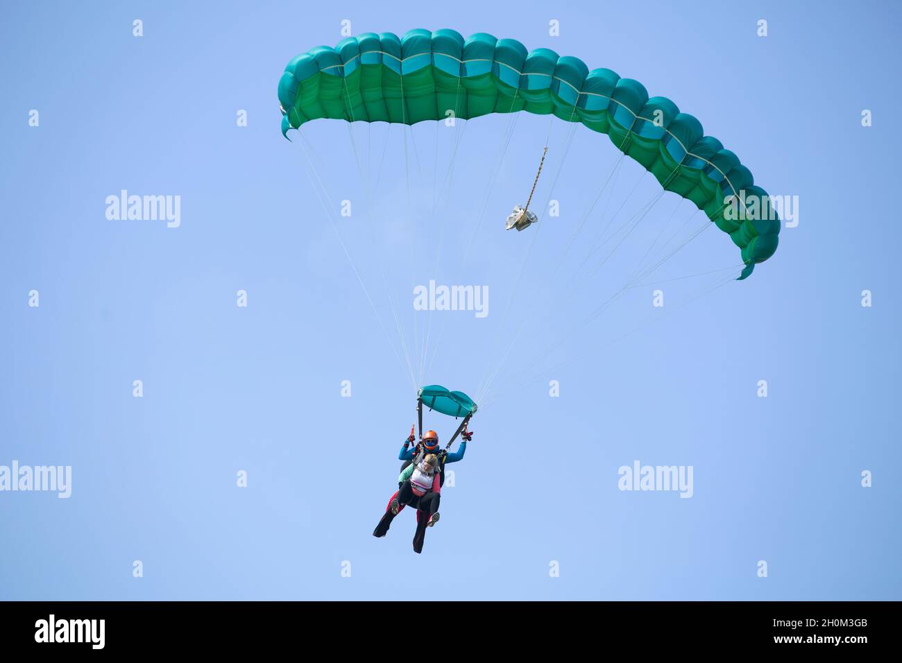 Maddy Woodward, 26, kommt mit ihrem ersten Fallschirmspringen an Land. Fallschirmspringen im Skydive GB Parachute Club auf der East Leys Farm, in der Nähe von Bridlington im Norden Stockfoto