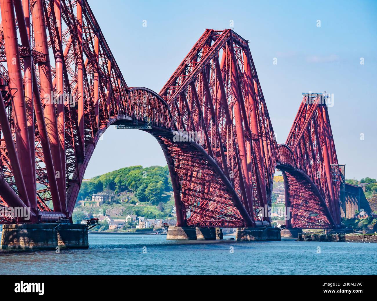 Iconic Forth Rail Bridge Eisenbahnbrücke über Firth von weiter an einem sonnigen Tag, Schottland, Großbritannien Stockfoto
