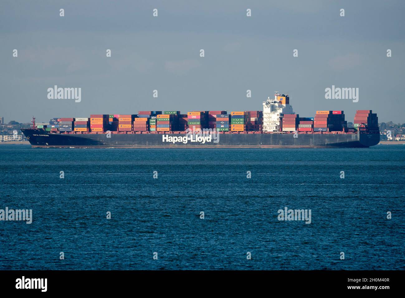 Sheerness, Kent, Großbritannien. Oktober 2021. Das Containerschiff Sofia Express kommt auf der Themse an, als es in den Hafen von London Gateway fährt. Kredit: James Bell/Alamy Live Nachrichten Stockfoto