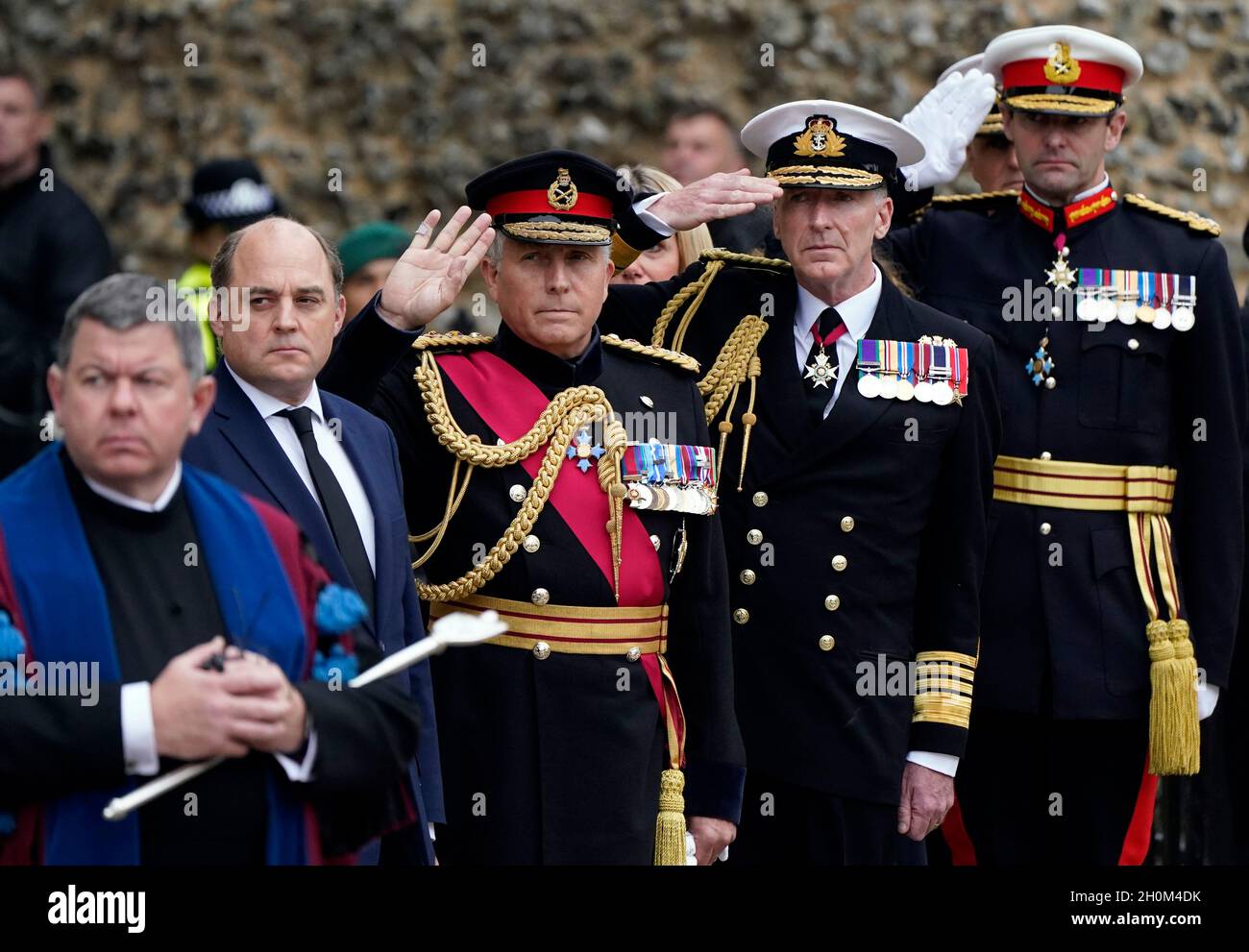 Verteidigungsminister Ben Wallace (2. Links), General Sir Nick Carter, der scheidende Chef des Verteidigungsstabes (Mitte) und First Sea Lord und Chef des Marinestabs Admiral Sir Tony Radakin (2. Rechts) sehen als Leichenwagen an, der den Sarg von Generalmajor Matthew Holmes trägt, Der ehemalige Leiter der Royal Marines verlässt die Winchester Cathedral in Hampshire nach seinem Trauerdienst. Maj Gen Holmes kommandierte von 2006 bis 2008 42 königliche Kommandos und wurde 2007 als Begleiter des Distinguished Service Order für seine Führung bei Operationen in Afghanistan ernannt. Bild Stockfoto