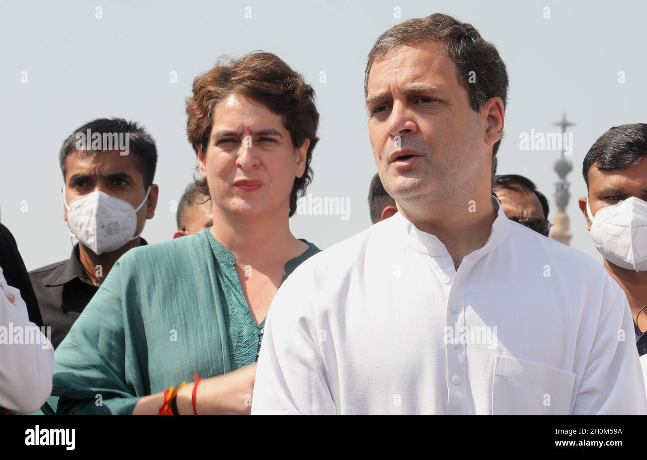 Die von Rahul Gandhi (C) und Priyanka Gandhi Vadra hinter dem indischen Nationalkongress geleitete Parteidelegation spricht mit den Medien, nachdem sie sich mit Präsident RAM Nath Kovind getroffen und ein Memorandum über den Gewaltereignis in Lakhimpur Kheri vor dem Rashtrapati Bhawan eingereicht hat.die Delegation der indischen Nationalkongresspartei hält nach ihrer Pressekonferenz ab Treffen mit Präsident RAM Nath Kovind. Die Kongresspartei fordert auch den Rücktritt des Innenministers der Union, Ajay Mishra, nach der Gewalt der Uttar Pradesh in Lakhimpuri Kheri, bei der acht Menschen, darunter vier Bauern, getötet wurden Stockfoto