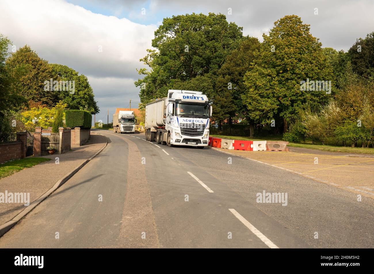 Zuckerrüben werden mit Sattelschlepper an die Cantley-Zuckerrübenfabrik in norfolk England geliefert Stockfoto
