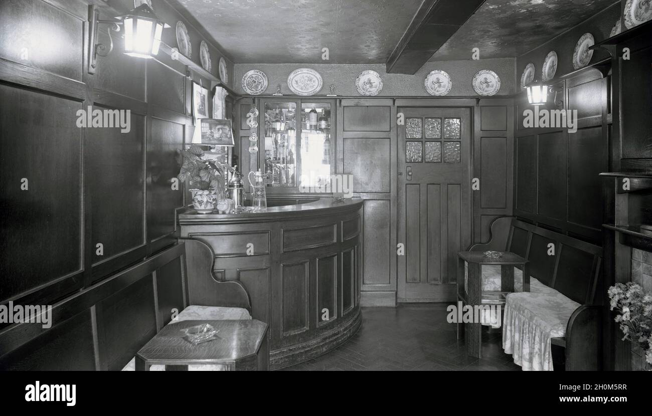 1950er Jahre, historischer Blick auf eine kleine, gemütliche „kleine“ Pub-Bar in einer britischen Landtaverne oder einem Gasthaus, mit Teakholztäfelung und traditionellen Pub-Artikeln wie dekorativen Tellern auf dem Display, The Angel Inn, Market Square, Witney, Oxford, England, Großbritannien, Stockfoto