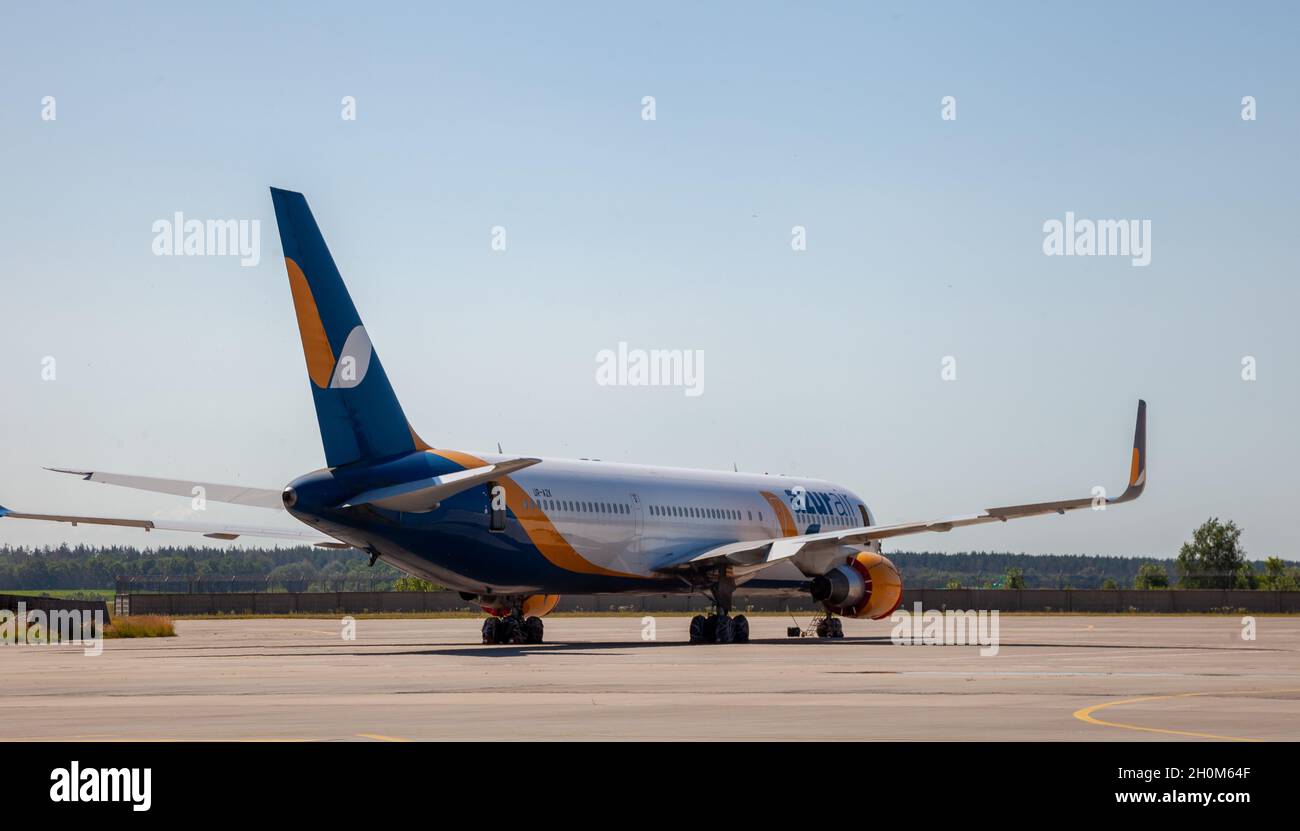 Kiew, Ukraine - 27. Juni 2020: Boeing 767-33A er . Flugzeuge - UR-AZK. Fluggesellschaft Azur Air Ukraine. Passagierflugzeug auf der Start- und Landebahn. Speicherplatz kopieren. Stockfoto