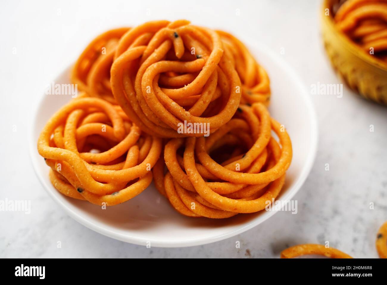 Hausgemachte Murukku Chakli oder Thenkuzhal - Navratri Diwali Snacks isoliert, selektive Fokus Stockfoto