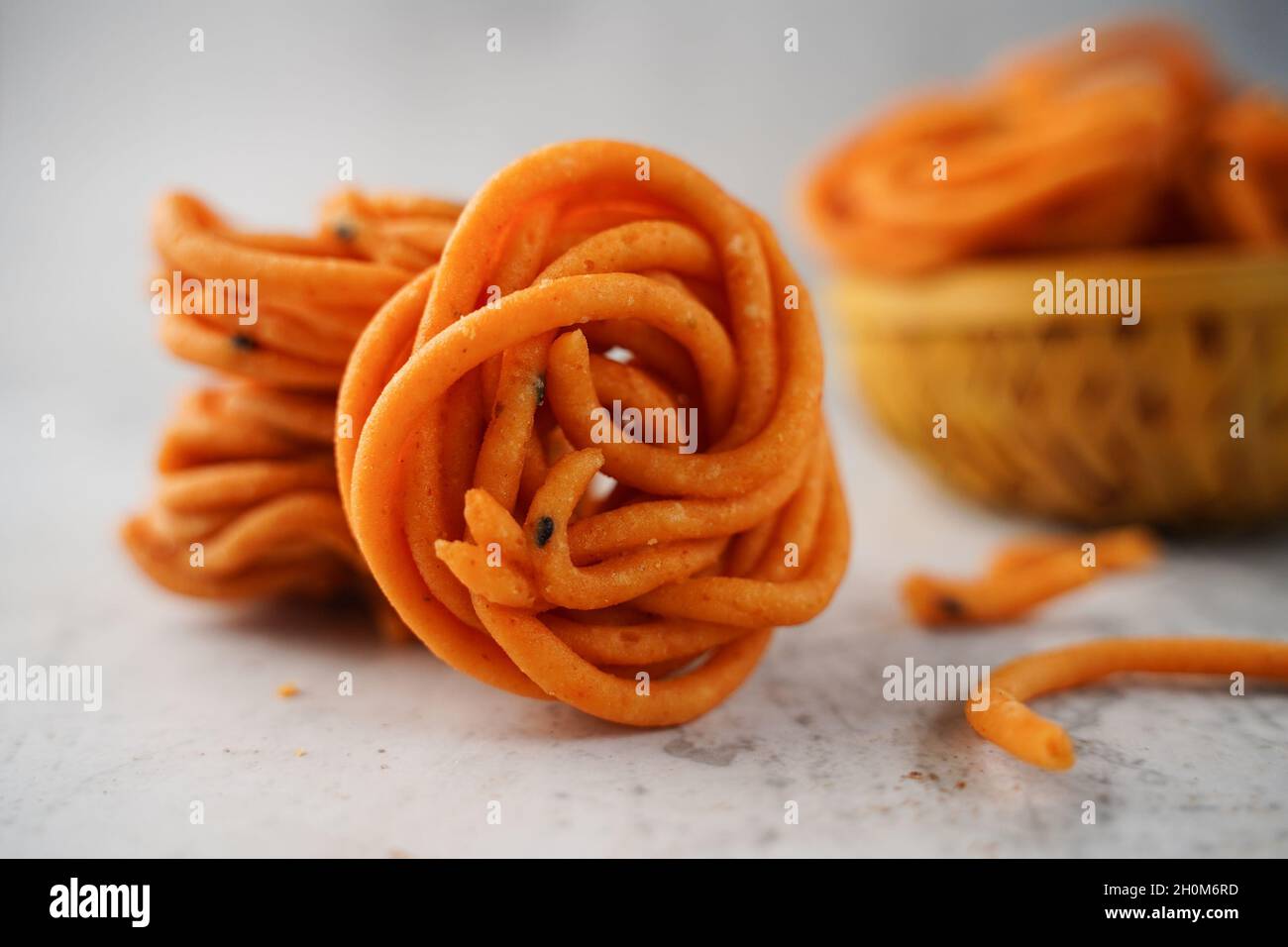 Hausgemachte Murukku Chakli oder Thenkuzhal - Navratri Diwali Snacks isoliert, selektive Fokus Stockfoto