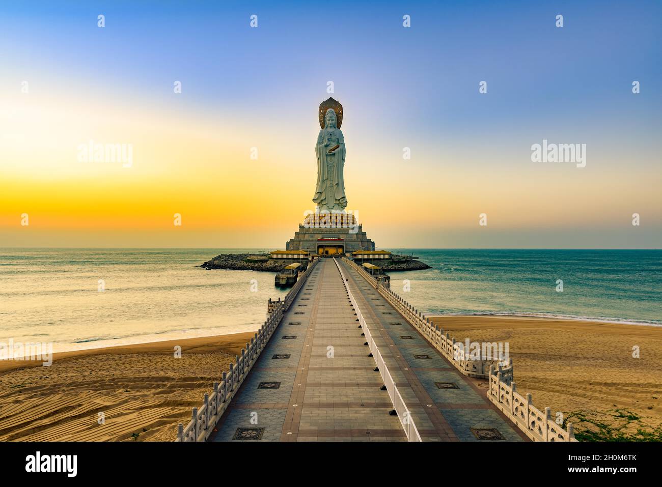 Brücke zum wunderschönen Sonnenaufgang bei der größten Guan Yin Statue der Welt. Stockfoto