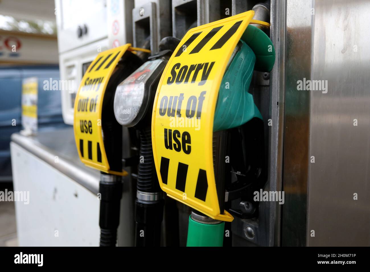 Benzinpumpen, bei denen Benzin außer Betrieb ist, aber Diesel immer noch in Betrieb ist. Hampshire, Großbritannien. Stockfoto