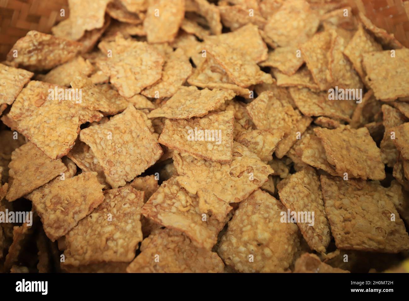Gebratenes Tempeh in einem Bambusbehälter Stockfoto
