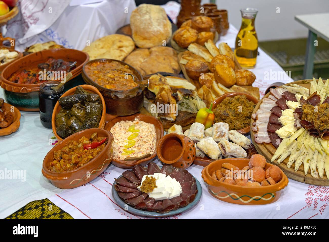 Traditionelle serbische Küche Essensvielfalt am Tisch Stockfoto