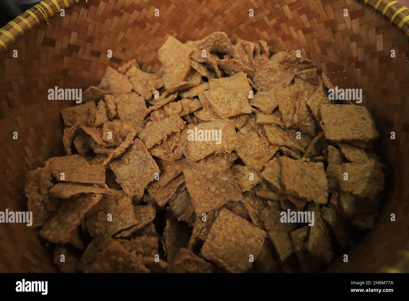 Gebratenes Tempeh in einem Bambusbehälter Stockfoto