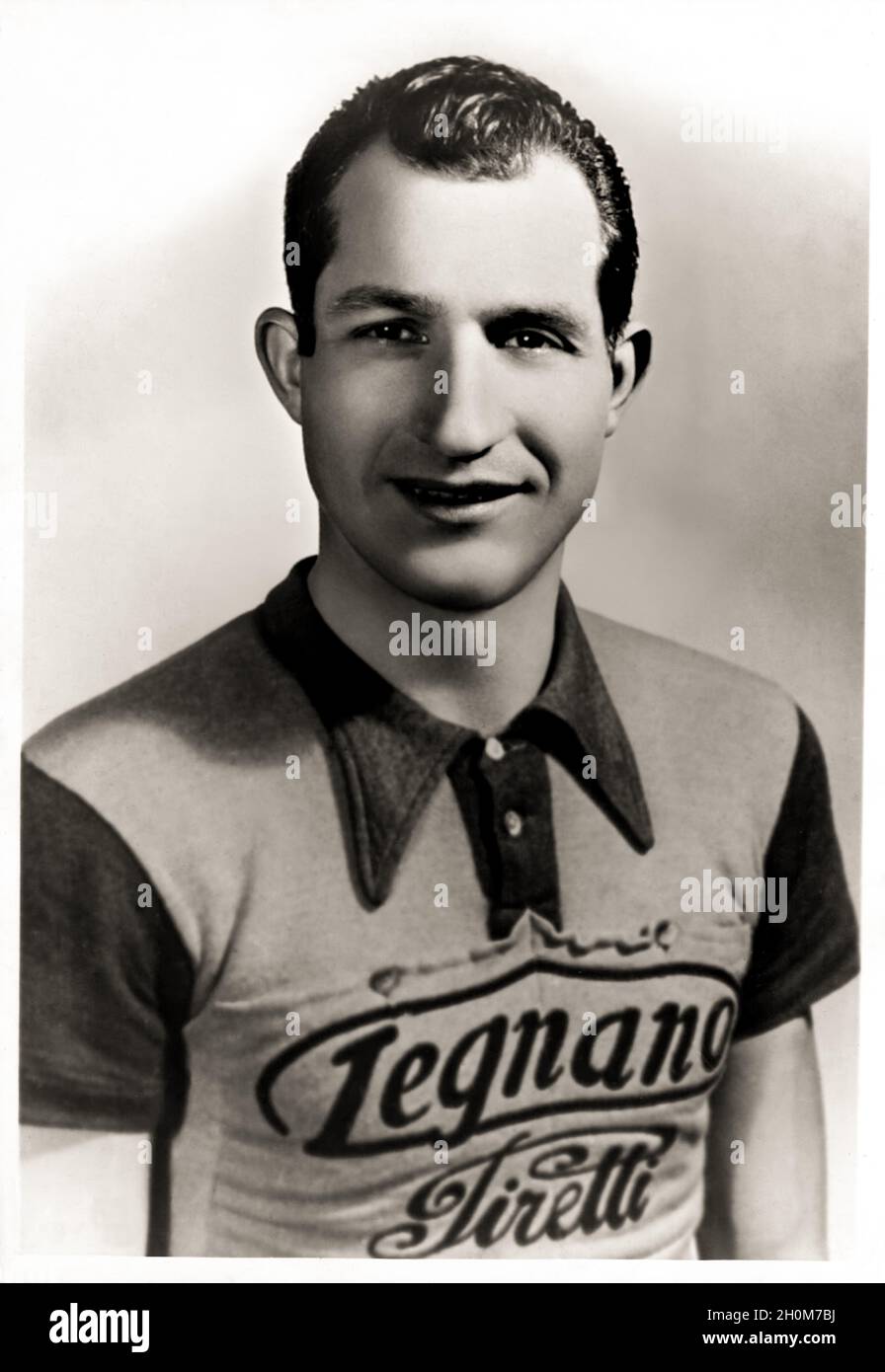 1948 Ca, ITALIEN : der am meisten gefeierte italienische Radfahrer GINO BARTALI ( 1914 - 2000 ). Unbekannter Fotograf. - campione sportivo - Champion - HELD - SPORT - CICLISMO - CICLISTA - ZYKLISMUS - Byke - Smile - sorriso - GIRO D'ITALIA - TOUR DE FRANCE --- Archivio GBB Stockfoto