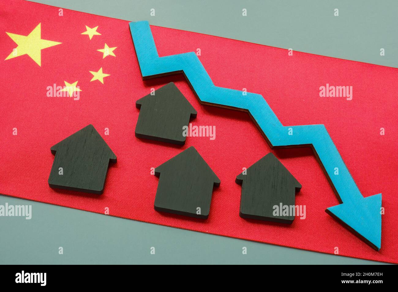 Chinesische Flagge und Häuser darauf. China entwickelt Schuldenkrise. Stockfoto